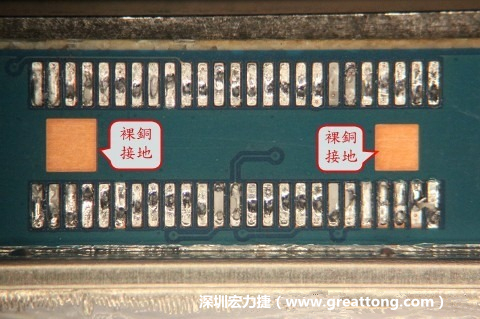 把板對板連接器全部移除，發(fā)現其下方板子共有兩個裸銅的方形設計。