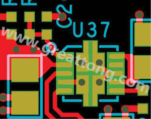 因孔徑過大，焊料沿孔壁爬溢流出