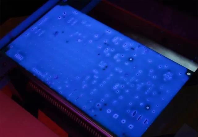 經過涂覆工藝后的PCB，在紫光燈下的拍攝效果，原來coating也可以這么美！