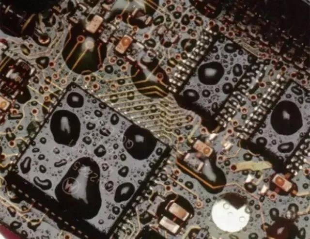 經過涂覆工藝后的PCB，在表面形成透明的保護膜，能有效防止水珠和潮氣侵入，避免漏電和短路。