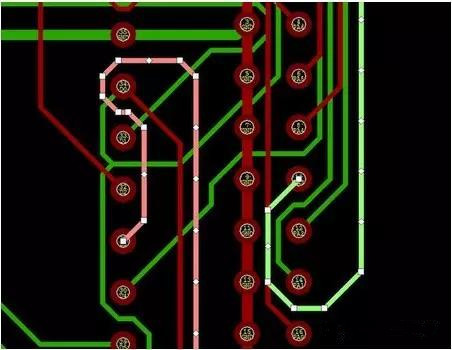 通過(guò)自動(dòng)優(yōu)化導(dǎo)線形狀消除導(dǎo)線打彎(用線段近似弧線只是為了顯示沒有弧線的任何角度例子)。
