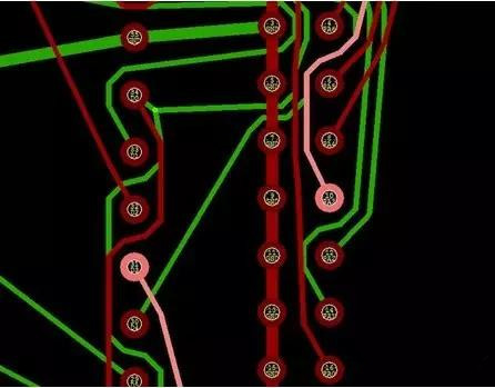 通過(guò)自動(dòng)優(yōu)化導(dǎo)線形狀消除導(dǎo)線打彎(用線段近似弧線只是為了顯示沒有弧線的任何角度例子)。